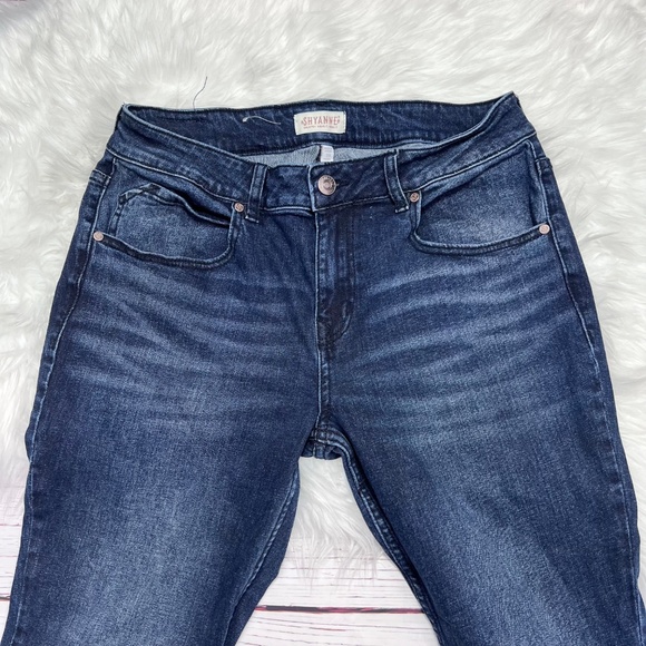 👖|•SHYANNE•| Dark Wash Flare Jeans Size 31👖 - Picture 4 of 7
